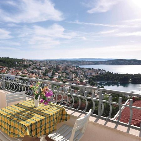 Lovely Apartment In Trogir With Kitchen Kültér fotó