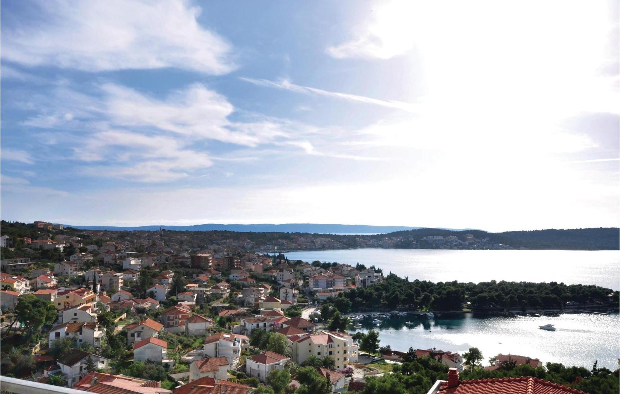 Lovely Apartment In Trogir With Kitchen Kültér fotó