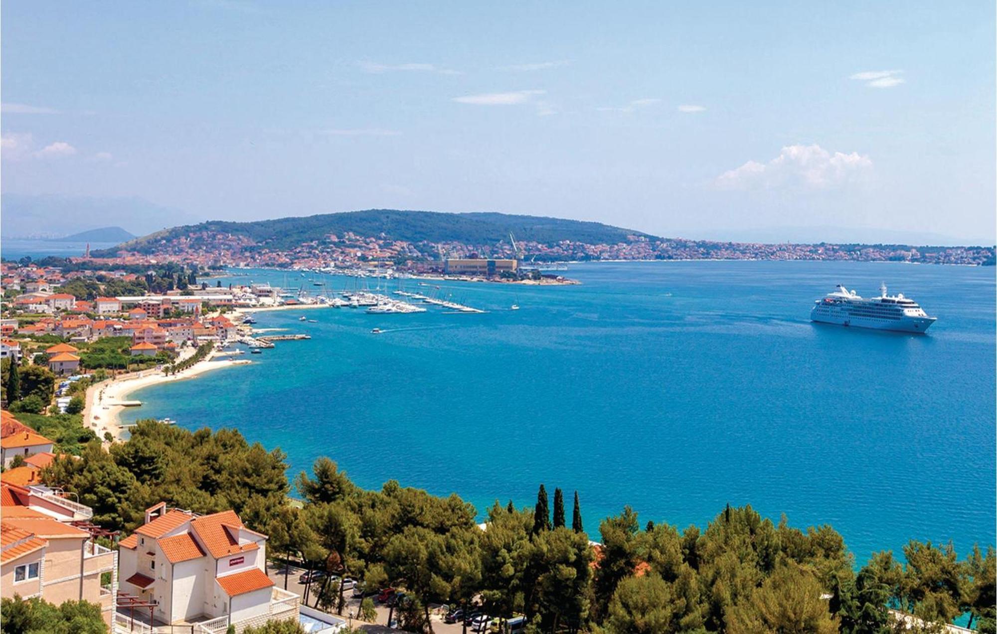Lovely Apartment In Trogir With Kitchen Kültér fotó