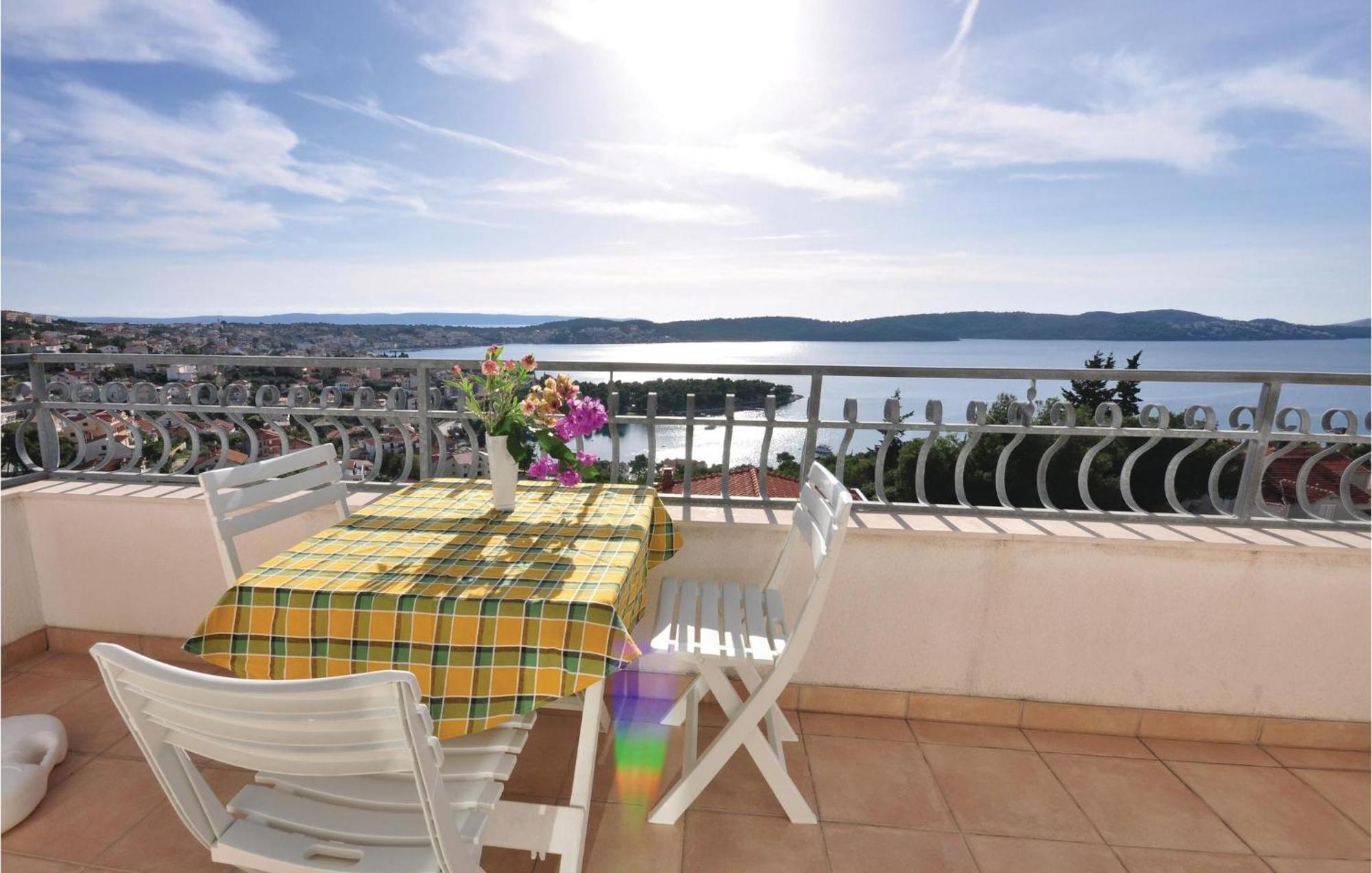 Lovely Apartment In Trogir With Kitchen Kültér fotó