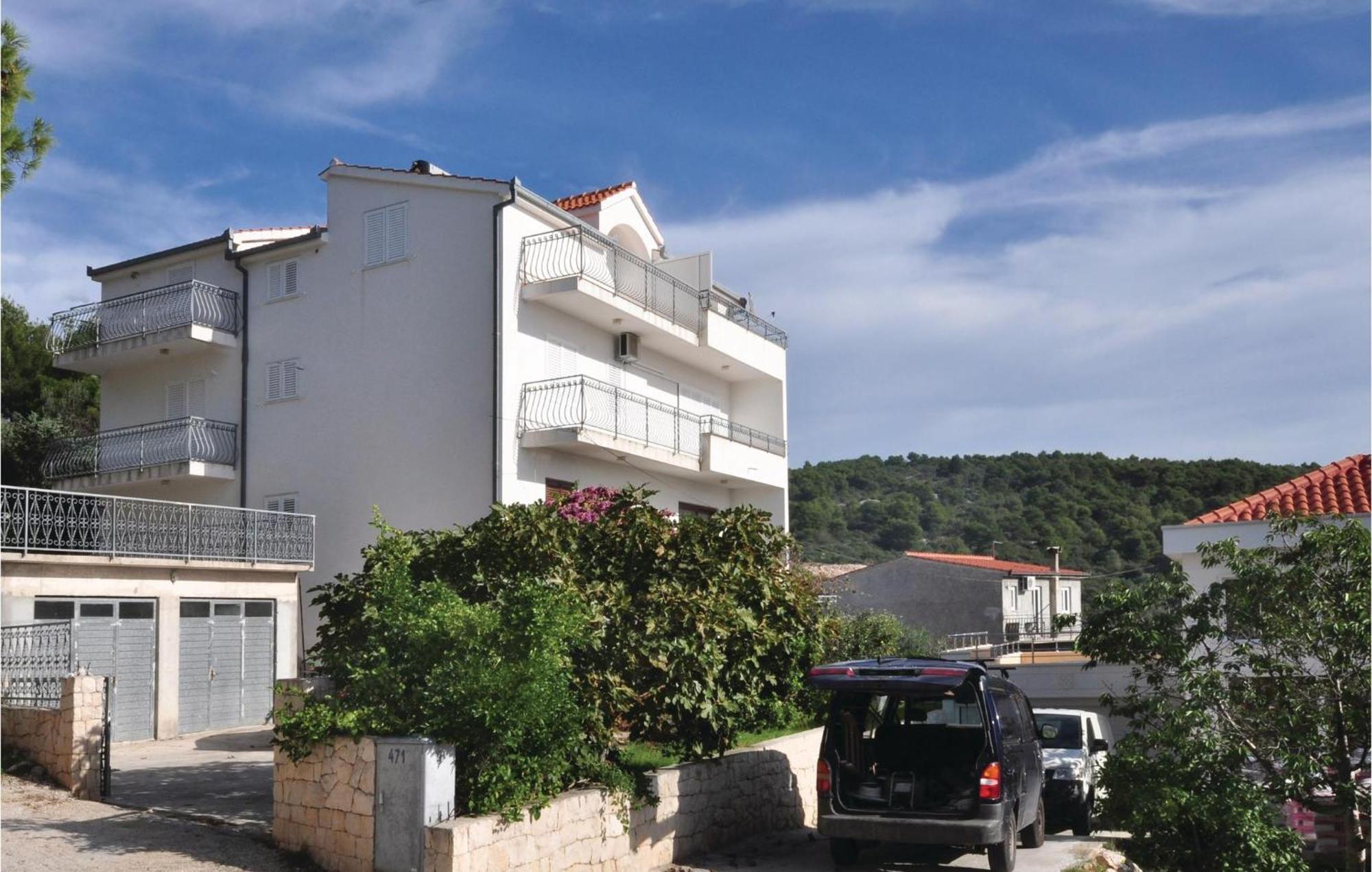 Lovely Apartment In Trogir With Kitchen Kültér fotó