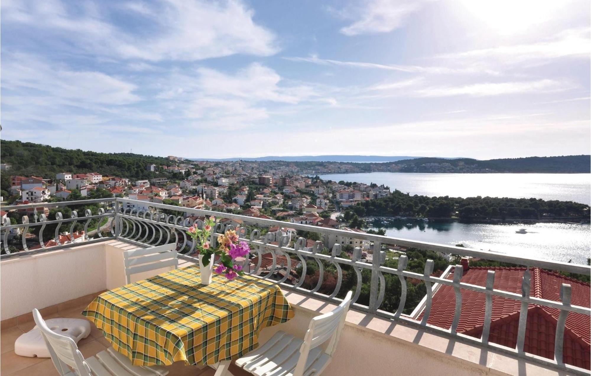 Lovely Apartment In Trogir With Kitchen Kültér fotó