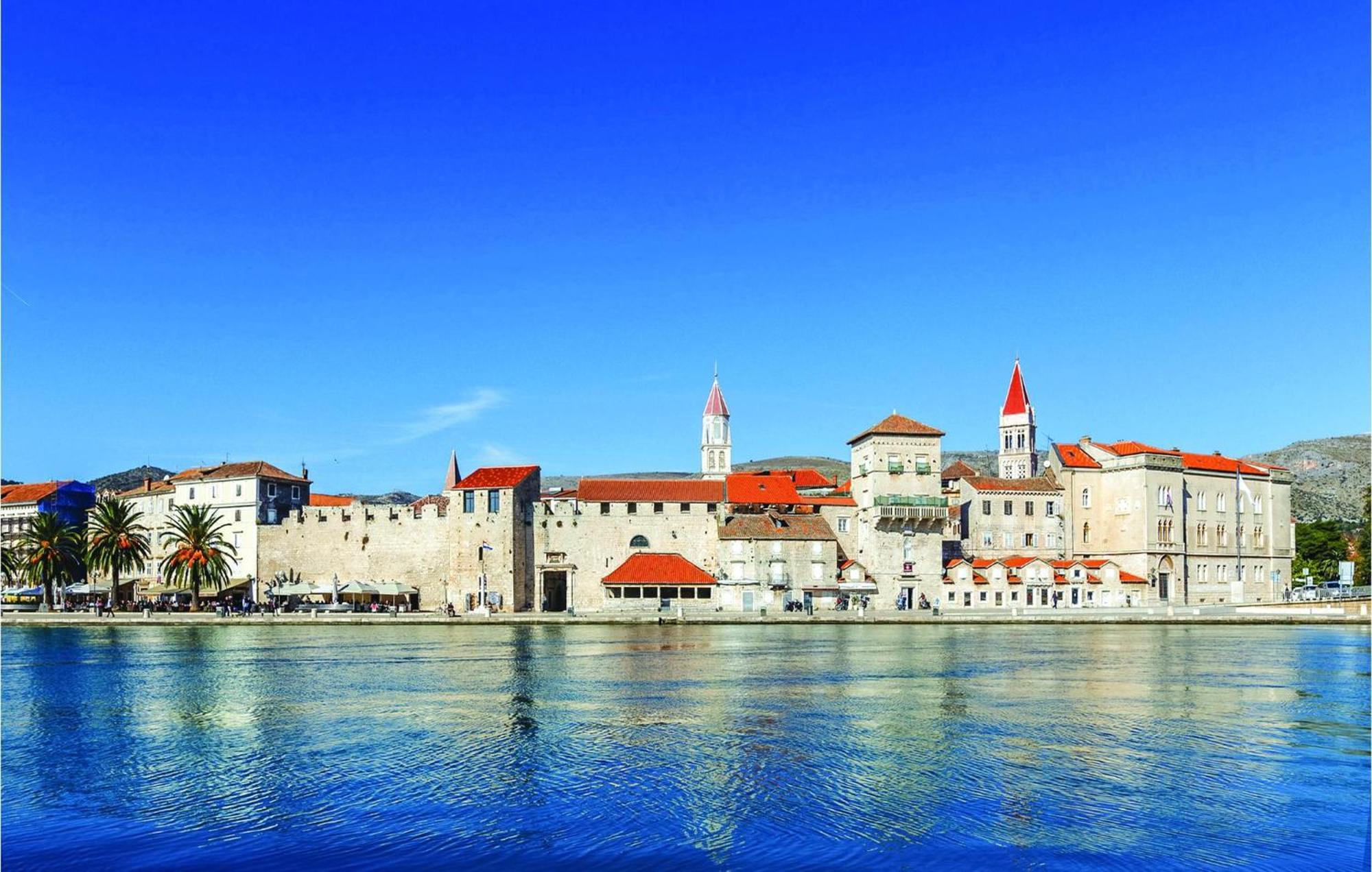 Lovely Apartment In Trogir With Kitchen Kültér fotó