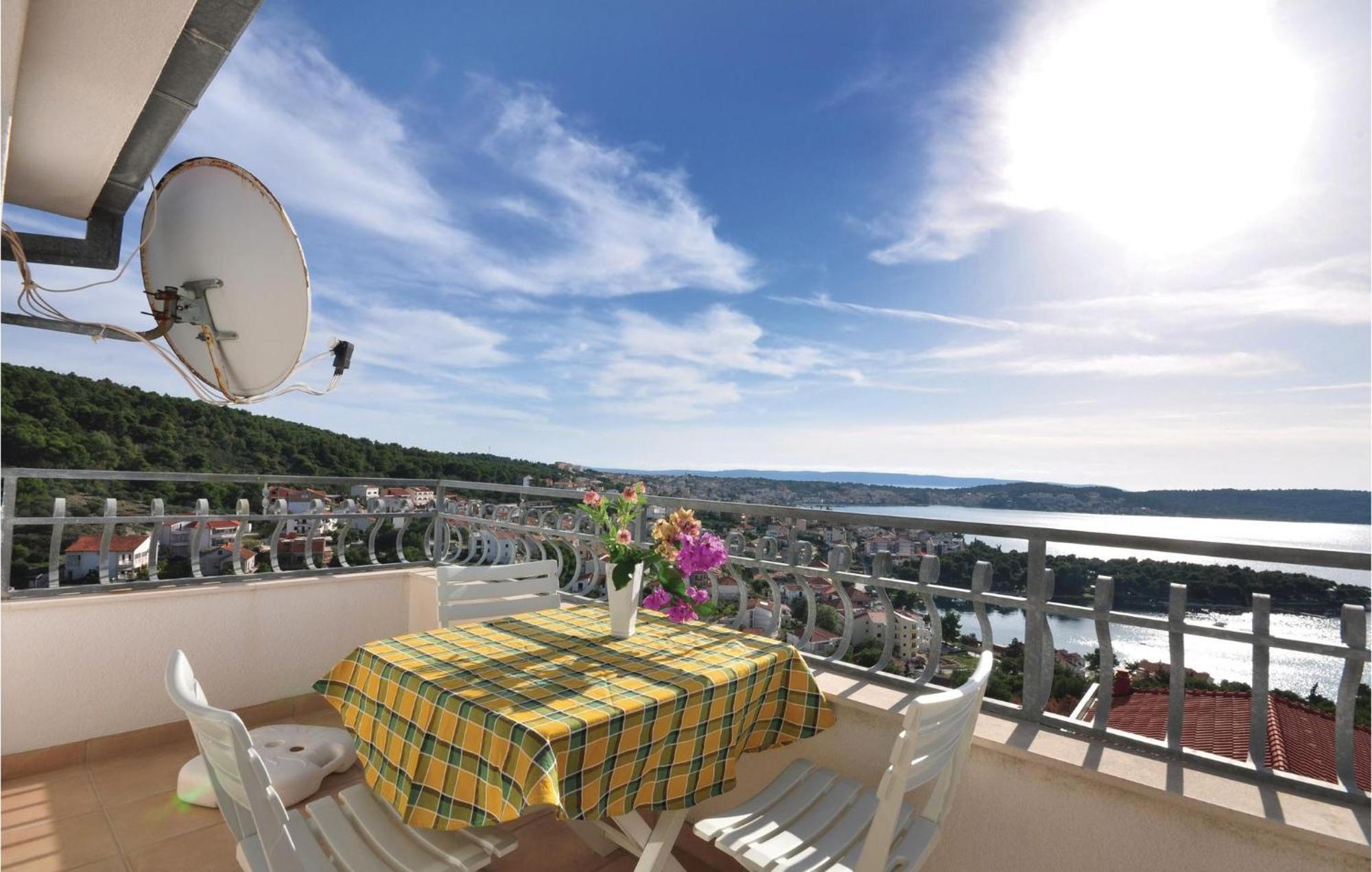 Lovely Apartment In Trogir With Kitchen Kültér fotó